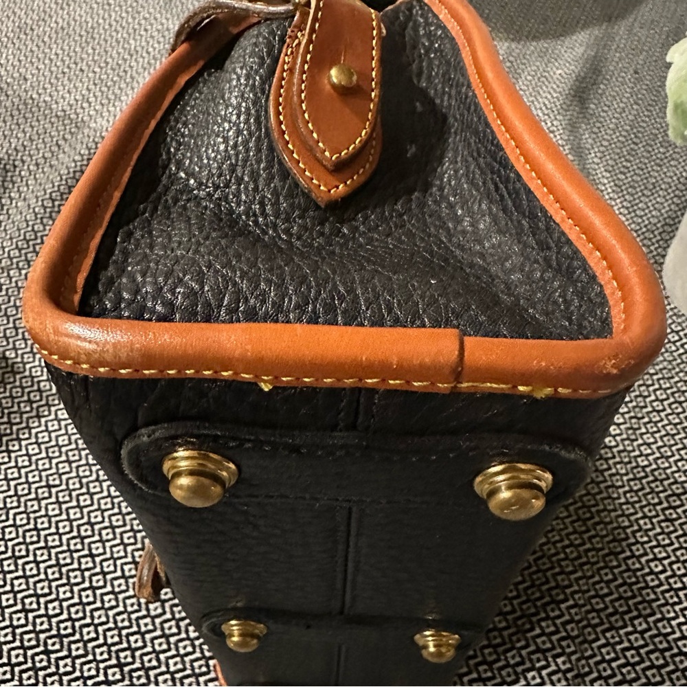 Beautiful Dooney and Bourke Vintage Black Essex Purse - Picture 15 of 16